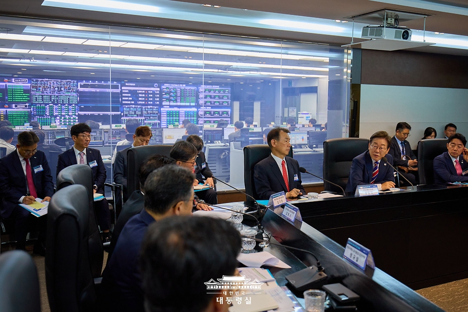 이재명 대통령이 11일 서울 영등포구 한국거래소 통합관제센터를 방문해 증시시황 및 시장감시 체계 브리핑을 듣고 있다.