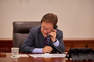이재명 대통령이 12일 서울 용산 대통령실 청사 집무실에서 앤소니 알바니지 호주 총리와 전화 통화를 하고 있다.