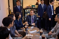 이재명 대통령이 10일 서울 용산 대통령실 청사 구내식당에서 점심 식사를 마친 뒤, 구내 매점에서 출입기자단과 즉석 차담회를 가지고 있다.