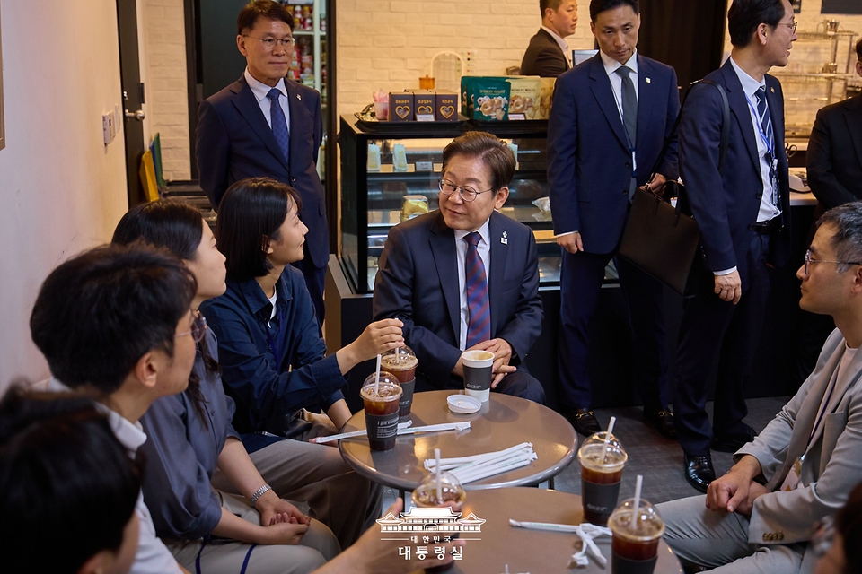 이재명 대통령이 10일 서울 용산 대통령실 청사 구내식당에서 점심 식사를 마친 뒤, 구내 매점에서 출입기자단과 즉석 차담회를 가지고 있다.