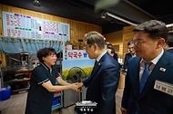 이재명 대통령이 13일 기본소득 실시지역 현황점검을 위해 방문한 경기도 연천군 식당에서 주인과 인사를 나누고 있다.