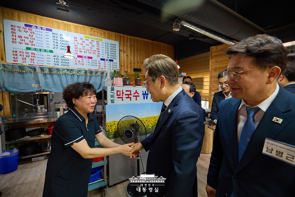 이재명 대통령이 13일 기본소득 실시지역 현황점검을 위해 방문한 경기도 연천군 식당에서 주인과 인사를 나누고 있다.