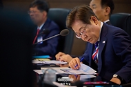 이재명 대통령이 11일 서울 영등포구 한국거래소에서 열린 주식시장 불공정거래 근절을 위한 현장 간담회에서 참석자 질문을 듣고 있다.