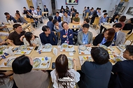 이재명 대통령이 11일 서울 용산 대통령실 기자식당에서 출입기자들과 함께 점심식사를 하며 대화를 나누고 있다.
