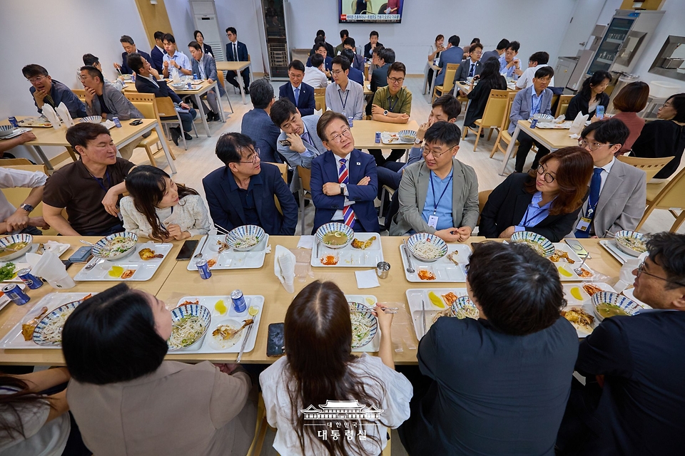 이재명 대통령이 11일 서울 용산 대통령실 기자식당에서 출입기자들과 함께 점심식사를 하며 대화를 나누고 있다.