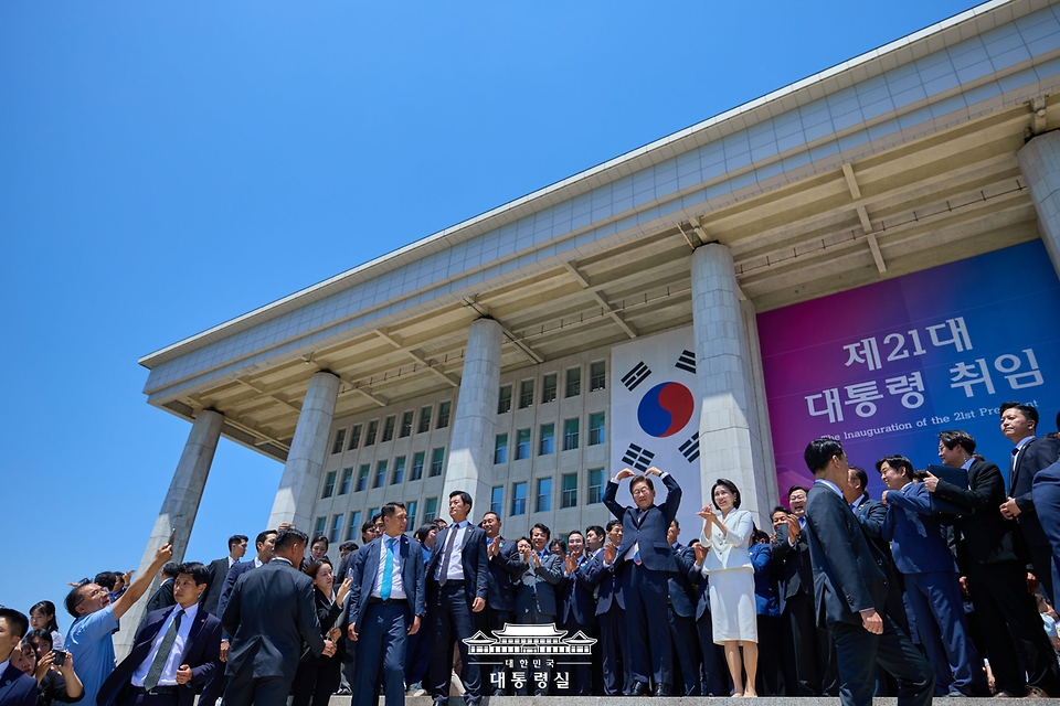 이재명 대통령이 4일 오전 서울 여의도 국회에서 열린 제21대 대통령 취임식을 마치고 잔디광장에 모인 시민들을 향해 하트를 만들어 보이고 있다.