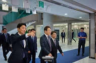 이재명 대통령이 10일 서울 용산 대통령실 청사 구내식당에서 점심 식사를 마친 뒤 이동하고 있다.