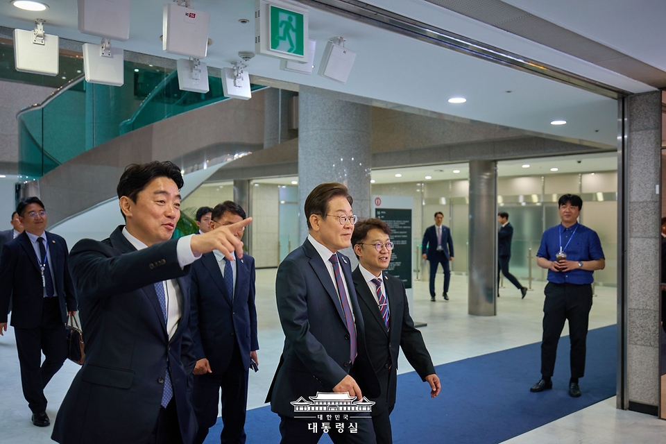 이재명 대통령이 10일 서울 용산 대통령실 청사 구내식당에서 점심 식사를 마친 뒤 이동하고 있다.