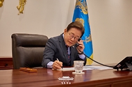 이재명 대통령이 12일 서울 용산 대통령실 청사 집무실에서 끄엉 베트남 국가주석과 전화 통화를 하고 있다.