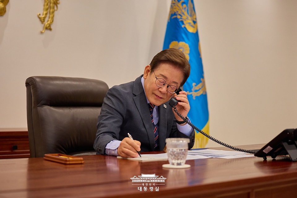 이재명 대통령이 12일 서울 용산 대통령실 청사 집무실에서 끄엉 베트남 국가주석과 전화 통화를 하고 있다.
