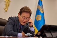이재명 대통령이 12일 서울 용산 대통령실 청사 집무실에서 끄엉 베트남 국가주석과 전화 통화를 하고 있다.