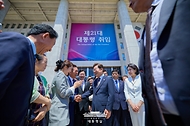 이재명 대통령이 4일 오전 서울 여의도 국회에서 열린 제21대 대통령 취임식을 마치고 참석자들과 인사를 나누고 있다.