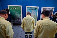 이재명 대통령이 12일 서울 용산구 이태원 참사 현장을 찾아 희생자들을 추모하며 묵념하고 있다.