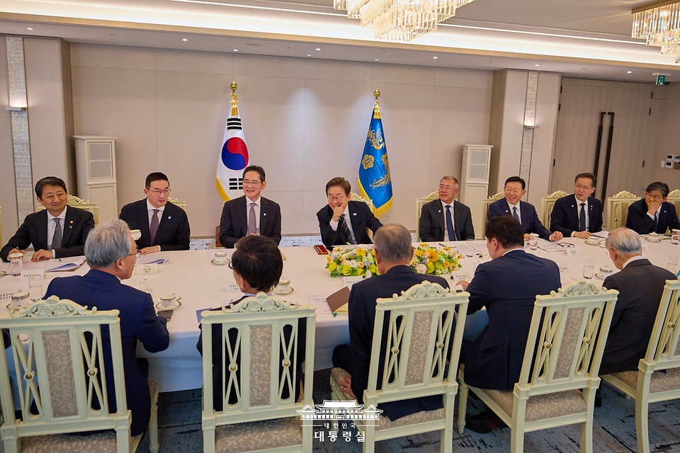 이재명 대통령이 13일 서울 용산 대통령실에서 열린 6경제단체·기업인 간담회를 하고 있다.