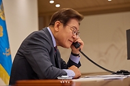 이재명 대통령이 12일 서울 용산 대통령실 청사 집무실에서 끄엉 베트남 국가주석과 전화 통화를 하고 있다.