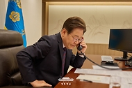 이재명 대통령이 10일 서울 용산 대통령실 청사 집무실에서 시진핑 중국 주석과 통화를 하고 있다.