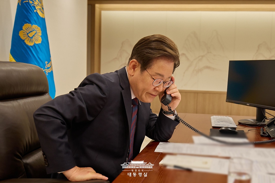 이재명 대통령이 10일 서울 용산 대통령실 청사 집무실에서 시진핑 중국 주석과 통화를 하고 있다.