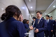 이재명 대통령이 4일 서울 여의도 국회에서 열린 제21대 대통령 취임식을 마친 뒤 청소근로자들과 대화를 하고 있다.
