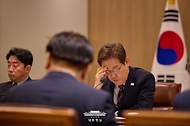 이재명 대통령이 9일 서울 용산 대통령실 청사에서 열린 2차 비상경제점검 태스크포스(TF)회의를 주재하며 생각에 잠겨 있다.