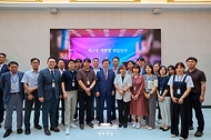 이재명 대통령이 11일 서울 용산 대통령실 기자식당에서 출입기자들과 함께 점심식사를 마친 뒤 기념촬영을 하고 있다.
