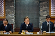 이재명 대통령이 13일 경기도 연천군청에서 김덕현 연천군수 등 군청 관계자들과 기본소득 실시지역 현황 점검 간담회를 갖고 있다.
