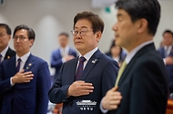 이재명 대통령이 10일 서울 용산 대통령실에서 열린 국무회의에서 국기에 경례하고 있다.