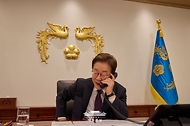이재명 대통령이 10일 서울 용산 대통령실 청사 집무실에서 시진핑 중국 주석과 통화를 하고 있다.