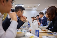 이재명 대통령이 11일 서울 용산 대통령실 기자식당에서 출입기자들과 함께 점심식사를 하며 대화를 나누고 있다.
