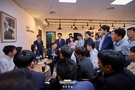이재명 대통령이 10일 서울 용산 대통령실 청사 구내식당에서 점심 식사를 마친 뒤, 구내 매점에서 출입기자단과 즉석 차담회를 가지고 있다.