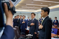 이재명 대통령이 10일 서울 용산 대통령실에서 열린 국무회의에서 국기에 경례하고 있다.