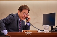 이재명 대통령이 12일 서울 용산 대통령실 청사 집무실에서 앤소니 알바니지 호주 총리와 전화 통화를 하고 있다.