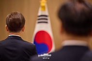 이재명 대통령이 9일 서울 용산 대통령실 청사에서 열린 2차 비상경제점검 태스크포스(TF)회의에서 국기에 경례하고 있다.