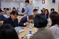 이재명 대통령이 11일 서울 용산 대통령실 기자식당에서 출입기자들과 함께 점심식사를 하며 대화를 나누고 있다.
