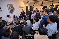 이재명 대통령이 10일 서울 용산 대통령실 청사 구내식당에서 점심 식사를 마친 뒤, 구내 매점에서 출입기자단과 즉석 차담회를 가지고 있다.