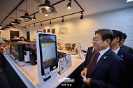 이재명 대통령이 10일 서울 용산 대통령실 청사 구내식당에서 점심 식사를 마친 뒤, 구내 매점에서 출입기자단과 즉석 차담회를 하기 위해 커피를 주문하고 있다.