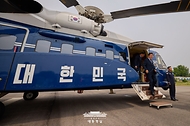 이재명 대통령이 13일 경기도 연천군 육군 25사단 비룡전망대 방문을 위해 전용 헬기에서 내리고 있다.