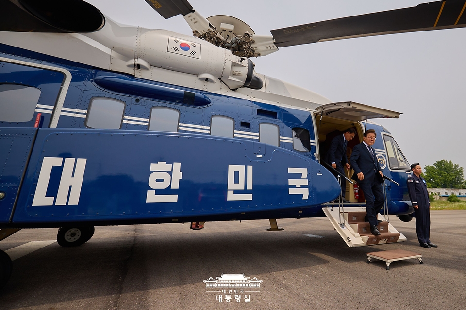 이재명 대통령이 13일 경기도 연천군 육군 25사단 비룡전망대 방문을 위해 전용 헬기에서 내리고 있다.