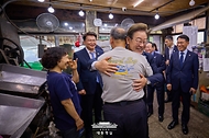 이재명 대통령이 13일 기본소득 실시지역 현황점검을 위해 방문한 경기도 연천군 방앗간에서 주인과 인사를 나누고 있다.