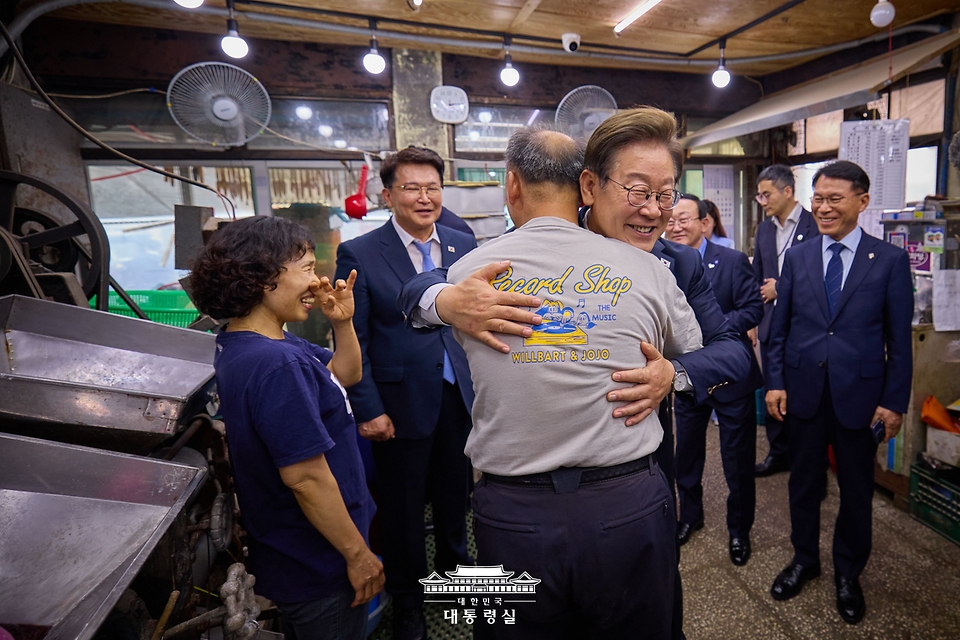 이재명 대통령이 13일 기본소득 실시지역 현황점검을 위해 방문한 경기도 연천군 방앗간에서 주인과 인사를 나누고 있다.