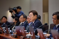 이재명 대통령이 10일 서울 용산 대통령실에서 열린 국무회의에서 발언하고 있다.