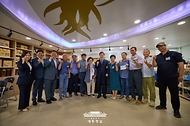 이재명 대통령이 13일 경기도 파주시 장단면 행정복지센터에서 열린 접경지 주민들과 간담회에서 주민들과 기념촬영하고 있다.