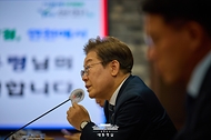 이재명 대통령이 13일 경기도 연천군청에서 김덕현 연천군수 등 군청 관계자들과 기본소득 실시지역 현황 점검 간담회를 갖고 있다.
