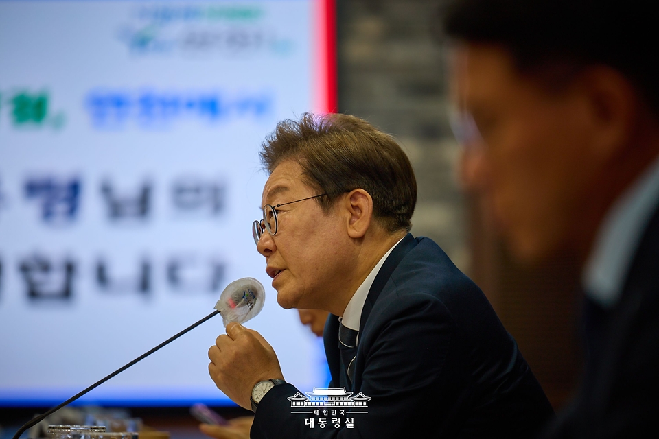 이재명 대통령이 13일 경기도 연천군청에서 김덕현 연천군수 등 군청 관계자들과 기본소득 실시지역 현황 점검 간담회를 갖고 있다.