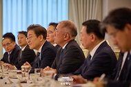 이재명 대통령이 13일 서울 용산 대통령실에서 열린 6경제단체·기업인 간담회를 하고 있다.