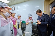 이재명 대통령이 10일 서울 용산 대통령실 청사 구내식당을 방문해 관계자들과 대화를 하고 있다.