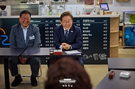 이재명 대통령이 13일 경기도 파주시 장단면 행정복지센터에서 접경지 주민들과 간담회를 하고 있다.