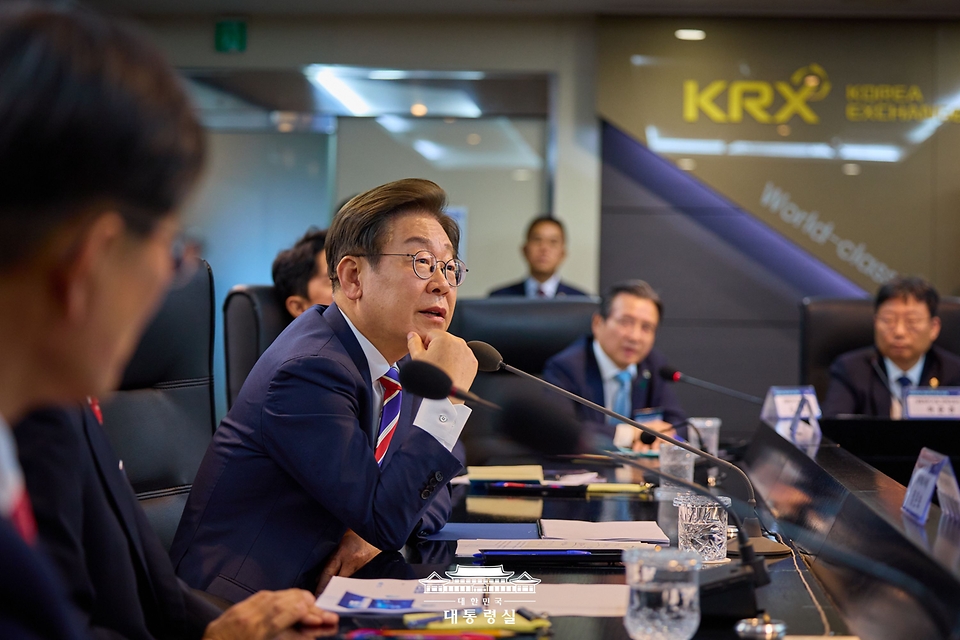 이재명 대통령이 11일 서울 영등포구 한국거래소 통합관제센터를 방문해 증시시황 및 시장감시 체계 브리핑을 듣고 있다.