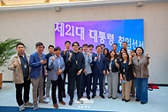 이재명 대통령이 11일 서울 용산 대통령실 기자식당에서 출입기자들과 함께 점심식사를 마친 뒤 기념촬영을 하고 있다.