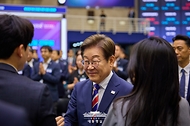 이재명 대통령이 11일 서울 영등포구 한국거래소에서 열린 주식시장 불공정거래 근절을 위한 현장 간담회에서 참석자와 악수하고 있다.