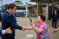 이재명 대통령이 13일 기본소득 실시지역 현황점검을 위해 방문한 경기도 연천군에서 주민과 인사를 나누고 있다.